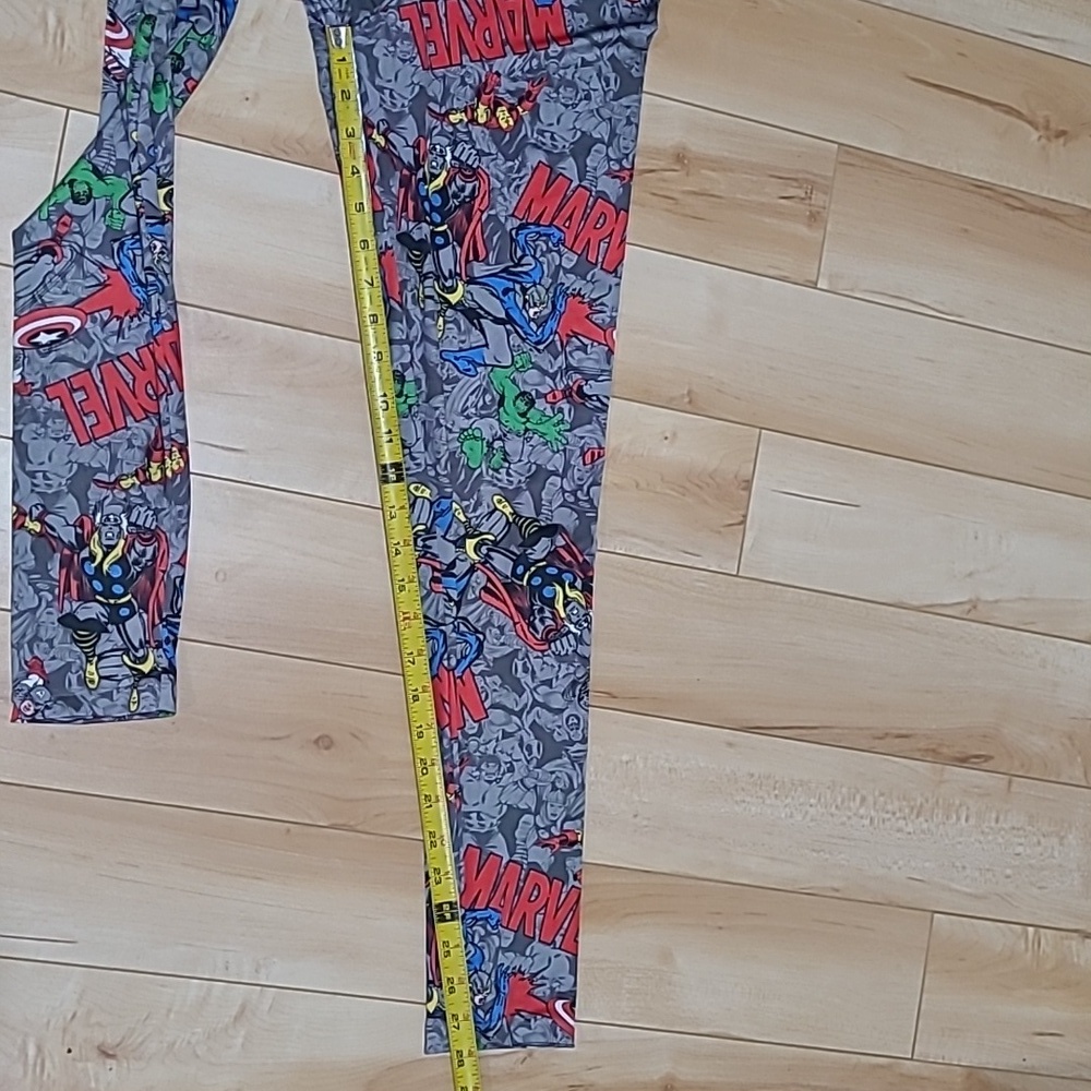 Women's medium Mighty Fine Marvel leggings - Picture 4 of 4